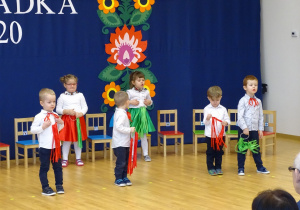 Dzieci tańczą i śpiewają ze wstążeczkami